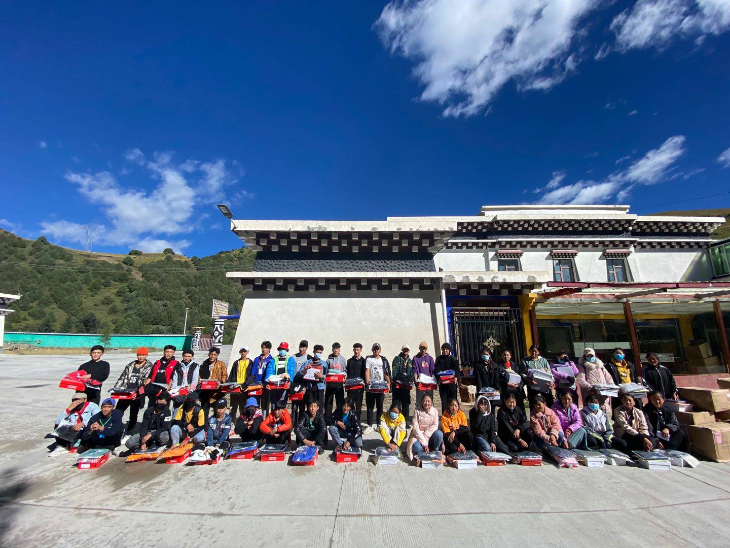 beat365(中国)官方网站公益回顾丨家国同欢月同圆 温暖满载甘孜州(图8)